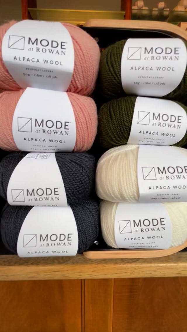 Mode at Rowan – verliebt euch neu ins Stricken
So viele neue Farben, so viele Ideen – die junge Linie von Rowan überrascht mit traumhaft weichen Garnen.
Besonders schön: Sie sind leicht zu verarbeiten, schenken ein perfektes Maschenbild und sind dabei absolut erschwinglich.
Ob Anfängerin oder Profi – hier findet jede und jeder Inspiration für das nächste Herzensprojekt.
Lasst euch verzaubern und taucht ein in die Welt von Mode at Rowan.
#fibreatelier
#modeatrowan
#rowanyarns