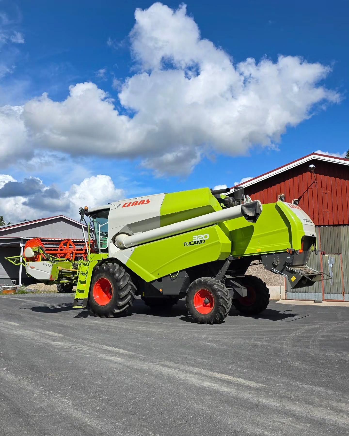 Asiakkaalta puuttui Tucanosta peruutuskamera, ja sehän järjestyi kätevästi samalla automaattiohjauksen kanssa! 🌾🤠 Kaikkii EFIX automaattiohjauspaketteihin kuuluu vakiona kamera, joka voidaan asentaa tarpeen mukaan peruutuskameraksi, työkoneeseen tai vaikka etukuormaajaan! 💪
#efixag #agronav #esteer20max #claas #tucano #automaattiohjaus #täsmäviljely