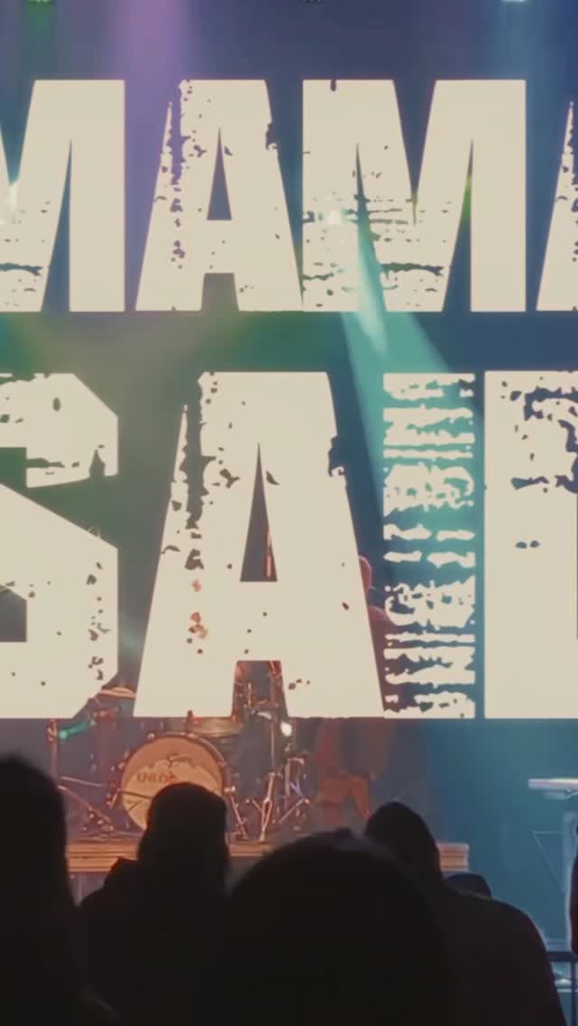 ÉTÉ 2025 ☄️
Les corps en transe, les regards accrochés, vos voix mêlées aux nôtres comme une marée qui emporte tout.
On a vu naître des instants suspendus, des tempêtes de sons et des éclats de lumière qui nous collent encore à la peau.
Mama Said, c’est ça : une fusion sans frontières, des mots qui frappent, une énergie qui brûle et rassemble.
Merci pour cette étreinte collective, ce chaos magnifique qu’on a vécu ensemble au cœur d’un été brûlant.
L’histoire continue, et vous en êtes le cœur battant.
#hiphoprapsodique
#mamasaid #urbanfusion #été2025 #vibrationscollectives