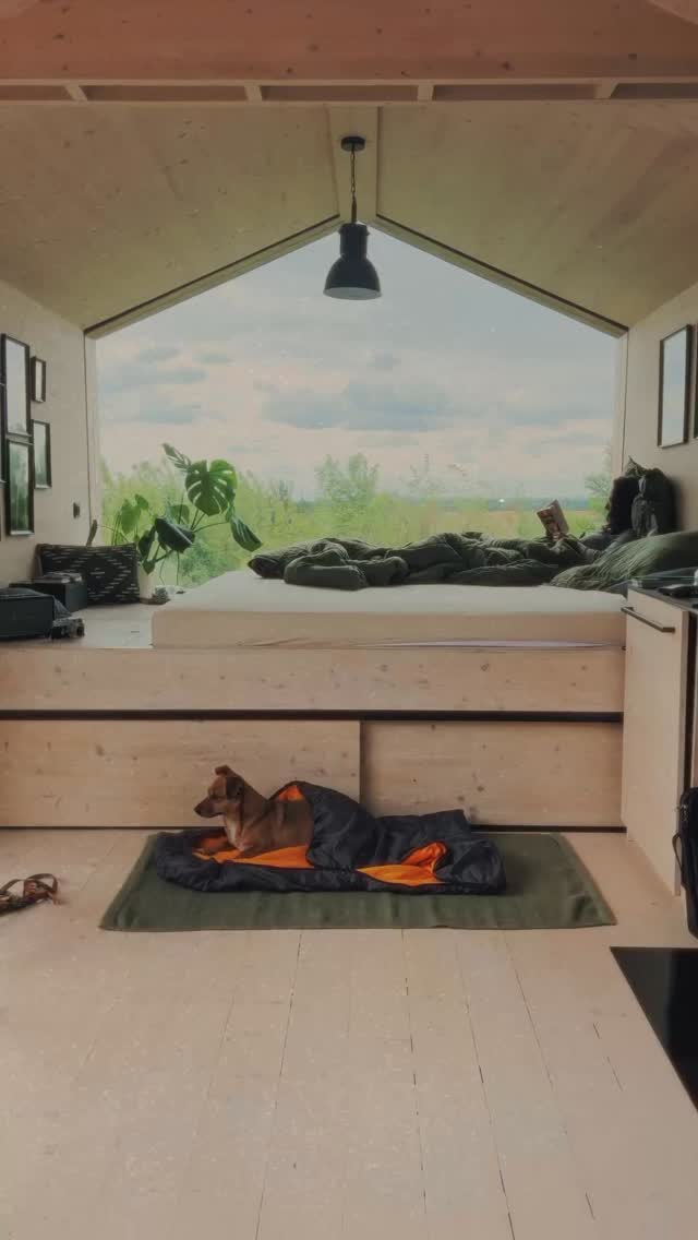 ✨ Otázkou není, na co se díváš, ale co vidíš. ✨
Tento víkend byl pro nás celkově kouzelný a ještě krásnější díky našemu hostu @nikitexler , který u nás strávil pár dní a s velkou láskou připravil tento nádherný Reel. Jsme nesmírně vděční, že zachytil nejen kouzlo našeho tiny domu, ale i atmosféru místa, které tolik milujeme. 🌿💛
#rosimi #nikitexler #tinyhouse #rosimidomy #ekologickébydlení #tinyhouseliving #glamping #životvpřírodě
Děkujeme, že se s námi podělil o svůj pohled – a že ho můžeme s radostí sdílet i s vámi.