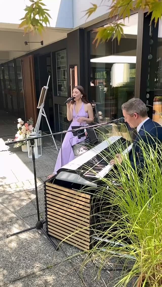 Heiße Temperaturen, kühle Drinks & Live-Musik – so klingt ein Sommer-Sektempfang. 🥂☀️
Song: Thinking Out Loud (Ed Sheeran)
#Hochzeit2025 #Sektempfang #Livemusik #Hochzeitsduo #RebeccaSammet #Sommerhochzeit #WeddingVibes #LiveMusicLovers #Traumhochzeit #hochzeitssängerin #stuttgart #korb #rebblick #thinkingoutloud