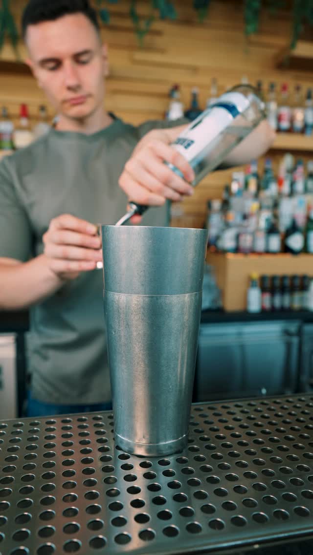 Heute dürfen wir euch endlich verraten, welchen Signature-Cocktail Konstantin nach München mitbringt! 🍸✨ Am 29. und 30. August präsentiert er in der @muniqo_bar seinen Passionato Basil Smash. Freut euch auf kreative Drinks und urbane Vibes!
Today we’re excited to finally reveal which signature cocktail Konstantin is bringing to Munich! 🍸✨ On August 29th and 30th, he’ll be serving his Passionato Basil Smash at @muniqo_bar. Get ready for creative drinks and urban vibes!
#aurorarooftopbar #rooftopvibes #rooftopvibes