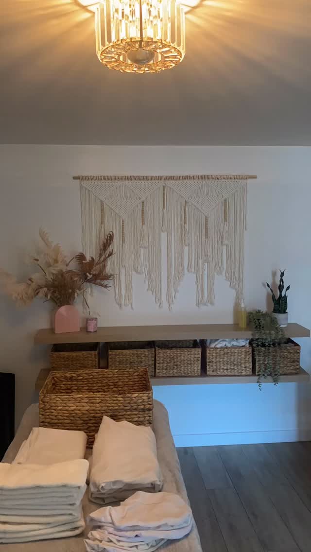 Ce que vous ne voyez pas quand vous entrez dans le calme du studio, c’est le moment de chaos juste avant où je désinfecte, prépare de la table et range pour que tout soit parfait à votre arrivée 😮💨✨
☎️ https://www.massotherapielamaison.com