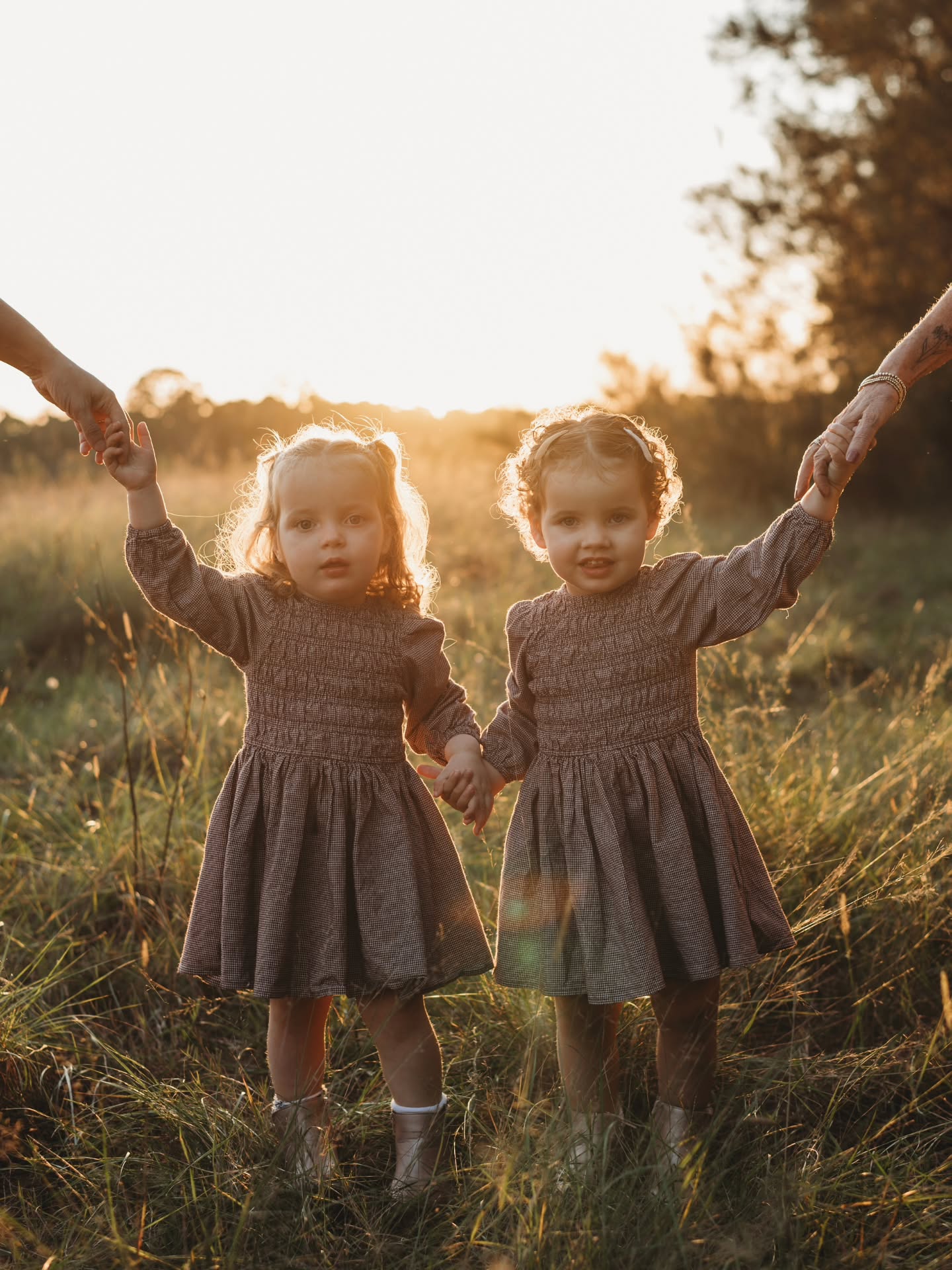 Sydney’s endless rain has me longing for evenings like this again… golden fields, soft light, and those dreamy sunsets wrapping everything in magic ✨🌾☀️
Until the skies clear, I’ll be holding onto moments captured like this — barefoot giggles, tiny hands reaching for their mums and the glow that only sunset can bring.
Who else is ready for the golden hours to return? 🌅
www.jessannephotography.com.au
#familyphotographer
#sydneyfamilyphotographer
#familyphotos