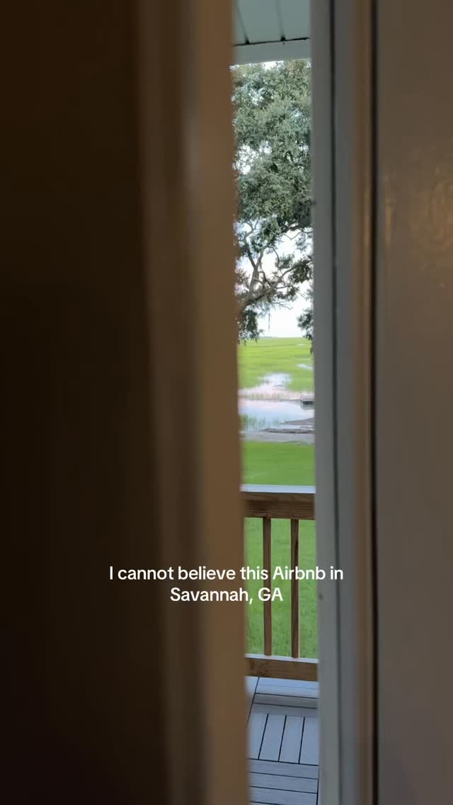 The Airbnb is 12/15 minutes to downtown Savannah and Tybee beach. Such a perfect location! #airbnb #savannahga