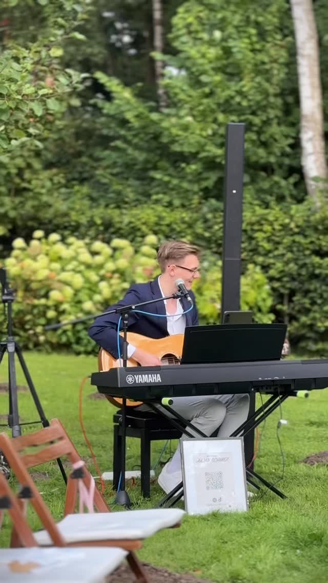 Auf uns🥂
#freietrauung#hochzeitssänger#trauung#aufuns
Du heiratest 2025/2026 und suchst noch nach einem Hochzeitssänger? Gerne kannst Du mich via Instagram- oder auf meiner Homepage jederzeit unverbindlich anfragen.
⬆️Link in der Bio!⬆️