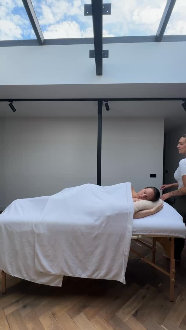 Een rustige handoplegging, een korte aanraking, stille strijkingen, even wiegen…
Elke massage begint met een moment van zachtheid en geborgenheid.
Door eerst over de handdoek te wrijven, nodig ik het lichaam uit om te ontspannen en ruimte te maken voor heling en herstel.
Een klein ritueel waarin je even mag landen, in diepe rust mag komen en mag ervaren dat je gedragen wordt ❤️🩹
#gedragen #inrust #massage #deeprelax