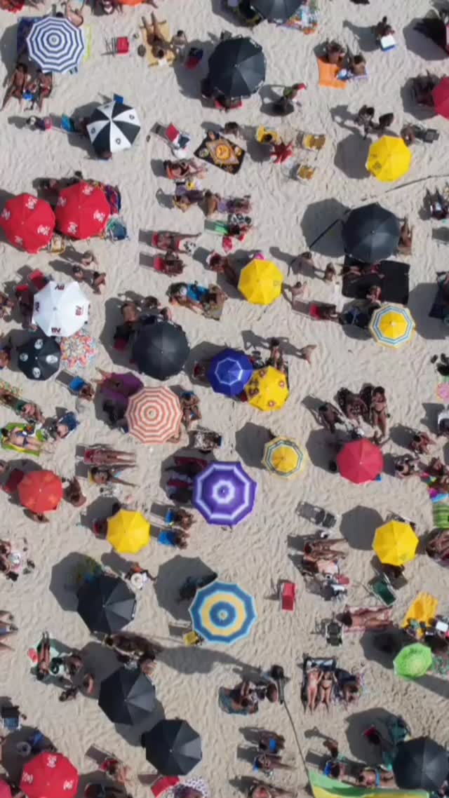 Italian beaches aren’t quiet. 🌊🍉
They’re loud, messy – and that’s exactly why they’re perfect. 🇮🇹✨
👉 More in the blog (link in bio).#insideitaly
#italianbeachlife
#dolcevitareal