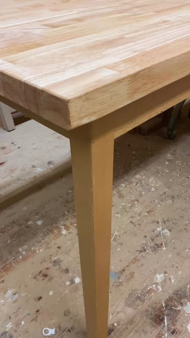 VERFÜGBAR - aus dem Reststück meiner neuen Küchentheke entstand dieser fantastische Tisch, solide und frisch geölt. 115 x 80 x 77 cm hoch. CHF 450 #holztisch #schreibtisch #küchentisch #goodstuff #madeinzurich #wipkingen