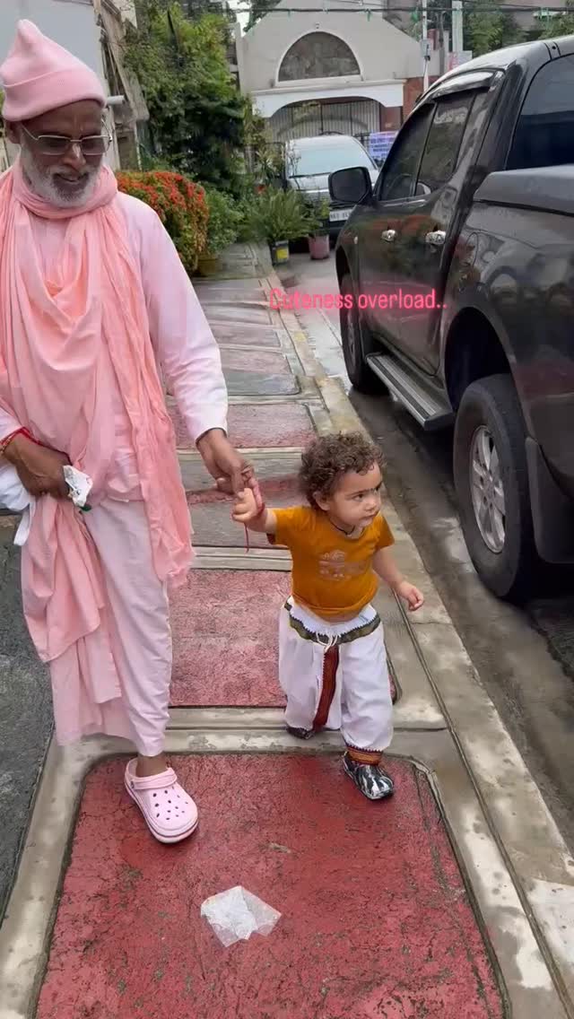 Even a moment's association with a sadhu can award all perfection ✨️
sadhu-sanga sādhu-sanga sarva-sastre kaya
lava-mātra sādhu-sange sarva-siddhi haya
CC Madhya-līlā (22.54)
.
.
#bhaktichakor #jaygurudev #vanamadhuryam #krishna #krishnabhakti #bhakti