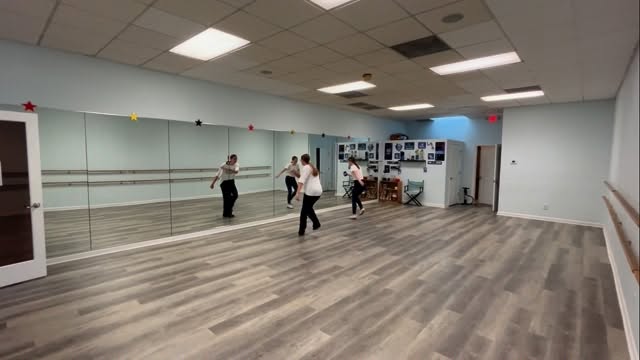 Sneak peak of Mia’s solo for this year!! So excited to see this one on stage! Thank you @vergedanceco for having me again!
Choreography: Madelyn Shepard
Dancer: Mia
#tapdancer #tapchoreographer #dancecompetition