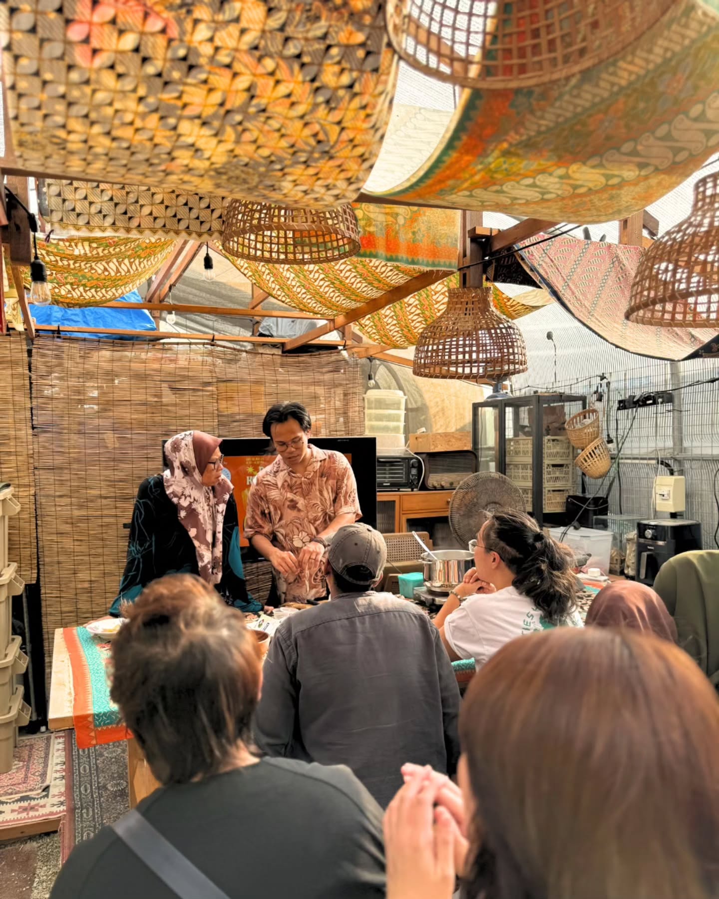 Last Saturday, I did my first-ever cooking demonstration in my life in front of a live audience to finally answer the age-old question: Can Wan cook or is Wan cooked? It was fun and nerve-wracking having to cook by my mom's side as I learned and carried on my family's heritage through our Betik & Kepah Masak Lemak (Papaya & Clam Coconut Stew) recipe. Special thanks to @kebon.dapor for hosting and to everyone who joined us for allowing us to share our family recipe with you!
-
Photos by Raja Mohd Fairuz