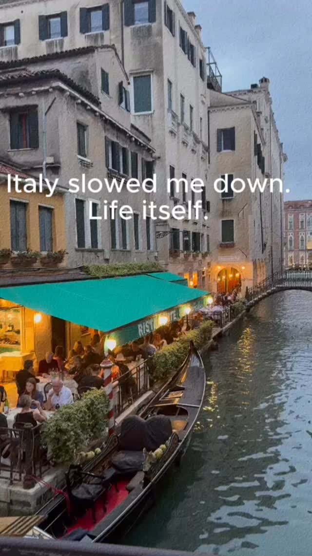 Fast, efficient, always in a rush?
In Italy, slow isn’t bad.
It’s where the magic lives. ✨
👉 More in the blog (link in bio). #insideitaly
#dolcevitareal
#livinginitaly