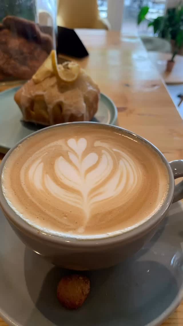 Für ein leckeres und liebevolles Getränk ist immer Zeit! 🫶🏼
#biologisch #göttingen #pcafe #café #together #kaffee #kuchen #snacks #matcha #limo