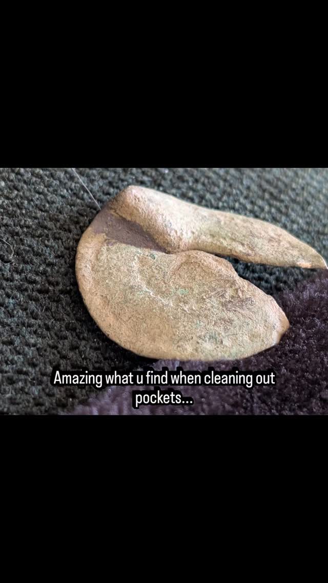 Cleaning out pockets of my old metal detecting jacket and, along with a couple of musket balls, found this copper disc I had set aside to clean and forgot about.
Don't think it's a coin and more likely a button going by the jagged sunburst inner and outer patterns on one side. The 'back' lacks any sort of loop but I suspect it's worn smooth -there is a central circle for where it would have been, I think. Any contrary ideas welcome, as well as possible date. ☺️
#metaldetecting #metaldetectingfinds #copper #Scotland #button