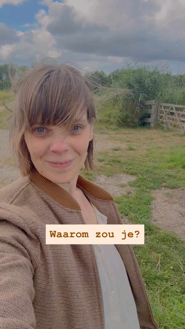 Waarom zou ik aan zoiets als een Ademcirkel meedoen? Ik adem toch altijd al?’
Helemaal waar. Vooral niet mee stoppen ook, graag 😆
Maar er is een groot verschil tussen ‘gewoon ademen’ en ‘bewust ademen’.
Hoe vaak voel jij je na ‘gewoon’ ademen:
🙏🏻 totaal ontspannen?
🙏🏻 helemaal in verbinding met je lijf?
🙏🏻 met een rustig hoofd zonder racende gedachtes?
🙏🏻 gedragen?
Want dat is wat je mee naar huis neemt na een ademsessie.
Ik zou het zo leuk vinden als je erbij bent op vrijdag 19 september! 😍
Laat je hieronder een reactie achter als je de details in je DM wilt ontvangen? 🫶🏻
En kun je die dag niet, maar kriebelt het wel? Laat het me dan ook zeker even weten!
#ademwerkdriebergen #ademcirkeldriebergen #ademcirkelzeist #ademcirkelodijk #verbondenademwerk #verbondenadem #ademcirkel