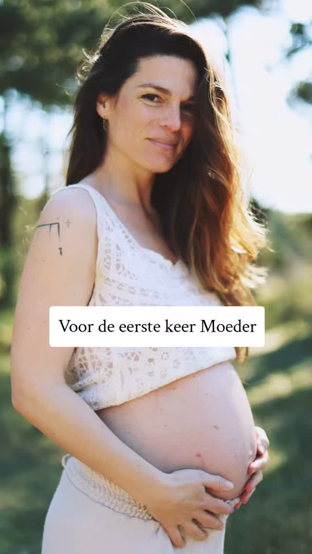 Het moederschap leert me één ding die voor een 'Vrouw van de Aarde' essentieel is om nooit te vergeten: durf kwetsbaar te zijn.
"Reclaiming our power" "Rise" "Women stepping into their power". Je hoort tegenwoordig veel dat vrouwen weer in hun kracht te stappen hebben. Laten we dit niet verwarren met dat we sterk moeten zijn en dat we voorbij gaan aan hoe we ons voelen.
Want het gevoel dat we sterk moeten zijn, onze "power" moeten laten zien kan dodelijk vermoeiend zijn. Op zo'n moment gaan we voorbij aan ons gevoel en dat wat we nodig hebben, dat is nooit een goed idee.
Gisteren stuurde ik een berichtje naar sisters, kwetsbaar deelde ik met ze hoe ik inwendig een strijd ervaar om weer aan het werk te gaan. Dat ik druk ervaar om in de geringe tijd die ik 'voor mezelf' heb, moet presteren.
Heel eerlijk, mijn hart en lichaam zeggen dat ik meer tijd nodig heb om te kunnen landen in het moederschap. Dat ik vooral nog te landen heb in mezelf, een Yolentha die niet dezelfde vrouw is als van voor de zwangerschap. Mijn hormonen gieren nog alle kanten op en in een masculine energie stappen voelt mega uitdagend.
Ik geniet ervan om moeder te zijn van Maya Rose, echt waar, het is prachtig. Maar ik zal niet ontkennen dat het moederschap ook slopend is, vooral de weinige uren slaap en het volledig geven van borstvoeding. Het is alsof ik door de dagen heen beweeg op een lege batterij.
En vanuit die bron van energie (nauwelijks energie) moet je dan weer gaan werken. Ik wil wel maar mijn lichaam schreeuwt 'nee, nog niet'. Mijn hart zegt me dat ik hierin te verzachten heb.
Hoe creëer ik ruimte voor mezelf om op te laden, ben ik er voor mijn dochter én kan ik weer gaan werken? Het is een zoektocht. Het is een reis.
Ik weet dat ik te vertrouwen heb in het proces.
En ja, dan ben je samen met je partner ondernemer. Wat enorme voordelen geeft maar ook spanning brengt. Iets waar je als kersverse ouders samen je weg in te vinden hebt. Hoe verdelen we onze tijd samen?
Wat een reis he, moeder zijn, borstvoeding geven, voor de eerste keer ouders zijn. Je bent niet meer je oude 'ik', je voelt je moe. Je bent als vrouw nog aan helen. Je 'moet' weer aan het werk...
Verzacht 🤍