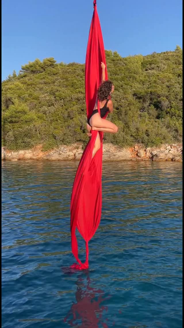✨ Just a short dance on this red beauty in the golden hour @aerialcruisecroatia 🌅
The crew is simply the best—cheering each other on, sharing those aerial Boatlife vibes, and filling the week with the purest energy. What a beautiful time! 🫶🏻
Thank you for the love, laughter, and all the cheers - sending love from Croatia 💙⛵️
Big love & credit to the ones behind @aerialcruisecroatia :
@aerialsea @aerialsilkvienna @aerial.playground @asv_retreats
#AerialCruiseCroatia #BoatLifeVibes #AerialFlow #GoldenHourMagic #AerialBoatLife #AerialRetreat #SunsetGlow #DanceInTheSky #TravelAndFlow #AerialCommunity #FlowArtists #AerialistAdventures #SkyAndSea