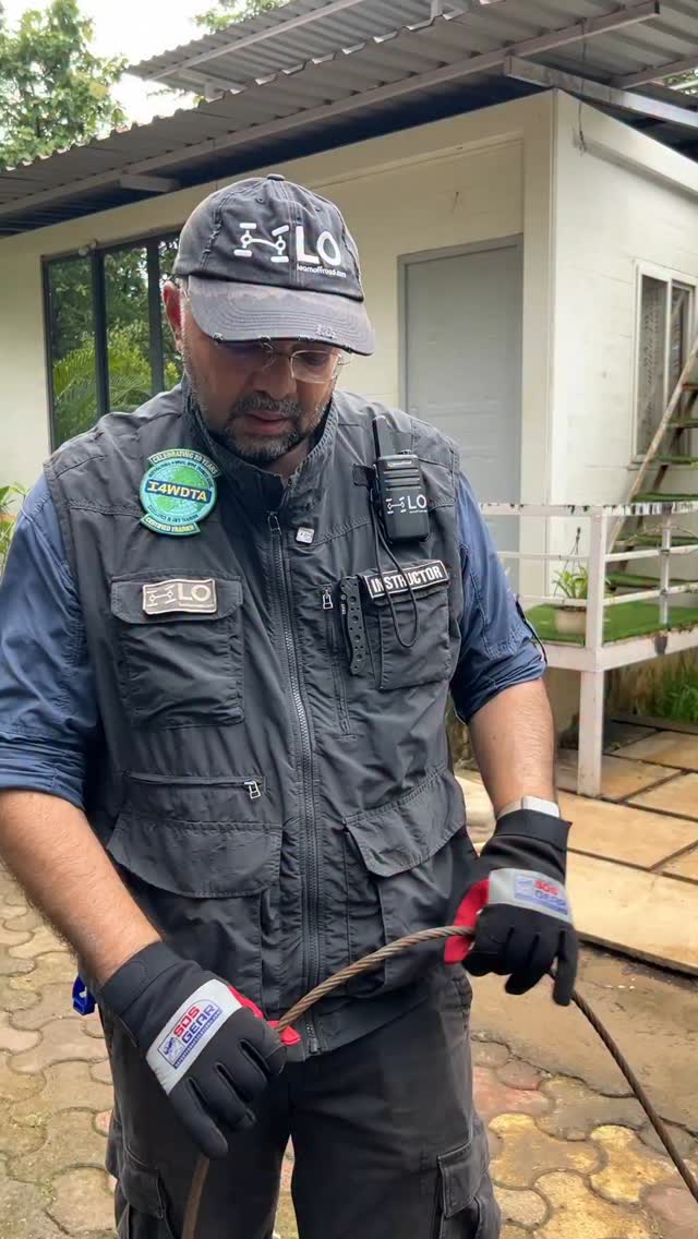 See this video if you use utility gloves for winches using metal cable…
Glove courtesy: @safeoffroadsolutions
#learnoffroad #gloves #offroadjunkie #winching #sosgear