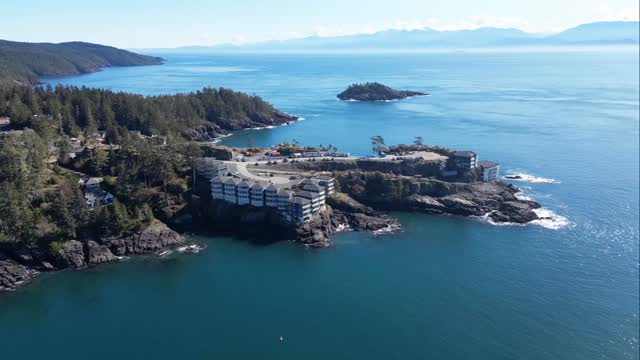 Tour this stunning long-term rental — breathtaking ocean views, sun-filled spaces, modern kitchen, luxurious bathroom with bathtub, cozy bedroom, and elegant in-wall fireplaces!
#victoria #photography #yyjrealtor #socialmarketing #LuxuryRental