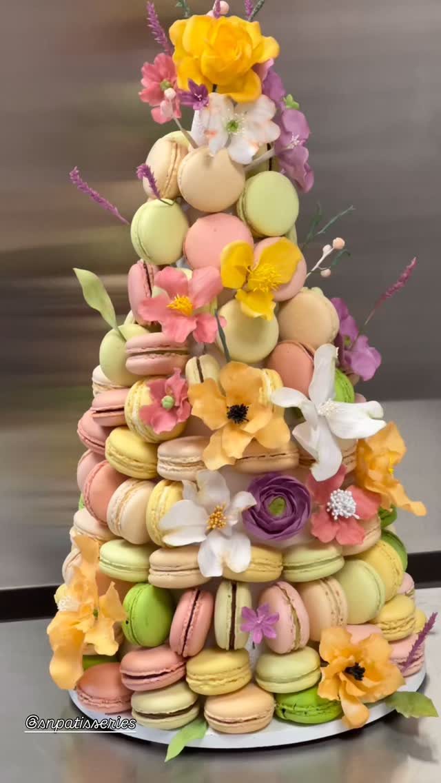 Bon départ à la retraite Alain 🎉🎁😘😘
Pièce montée de macarons #snpatisseries #macarons #sugarflower