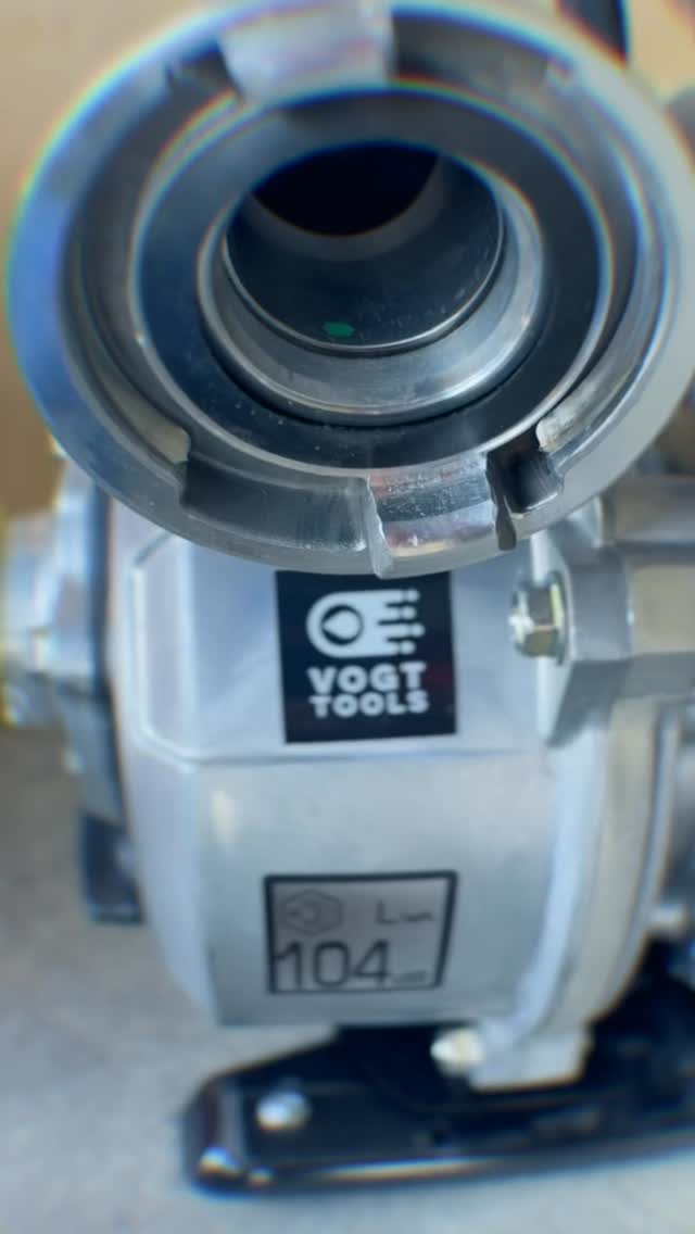 🚨 ERSTE HILFE BEI HOCHWASSER – AUCH OHNE STROM! 🚨
Wir bei vogt tools haben selber Freude an diesem sensationellen FLUTSET:
✅ Honda WX 15 Wasserpumpe (OHV-4-Takt, 280 L/min bei 4 bar)
✅ Ansaugschlauch mit Sieb
✅ 20 m Feuerwehrschlauch inkl. Knickschutz
✅ Spezialbox, kompakt & transportabel
✅ 2 Flachsaugmatten fuer Restwasser-Entfernung
✅ 2 Spezialschläuche mit verschraubbaren GEKA-Anschlüssen – auf Kundenwunsch w absolute Dichtheit
👉 KOMPAKT, LEICHT, FLEXIBEL & STROMUNABHAENGIG
Ob für die Notentwaesserung von Kellern, Pumpen aus Schächten, mobilen Hochwasserschutz oder sogar zur Brandbekämpfung – diese Lösung w dich nicht im Stich.
💧 Förderleistung: 16’800 L/h
💧 Förderhöhe: bis 40 m
💧 Laufzeit: ca. 1,5 h ohne Nachfüllen
🔹 Das Highlight: massgefertigte Spezialschläuche mit GEKA-Anschlüssen – perfekt abgestimmt und 100 % dicht.
➡️ Damit du im Ernstfall nicht auf Hilfe warten musst, sondern sofort handeln kannst.
⸻
#vogttools #mobilerhochwasserschutz #flutset #hochwasserschutz #notentwaesserung #hondawx15 #wasserpumpe #flachsaugmatte #gekaanschluss #erstehilfehochwasser #feuerwehrschlauch #zivilschutz #hochwasserhilfe #kellerentwaesserung #pumpentechnik #brandschutz #schutzvorhochwasser #wassersicherheit #wasserschaden #sicherleben #emergencytools #preparedness