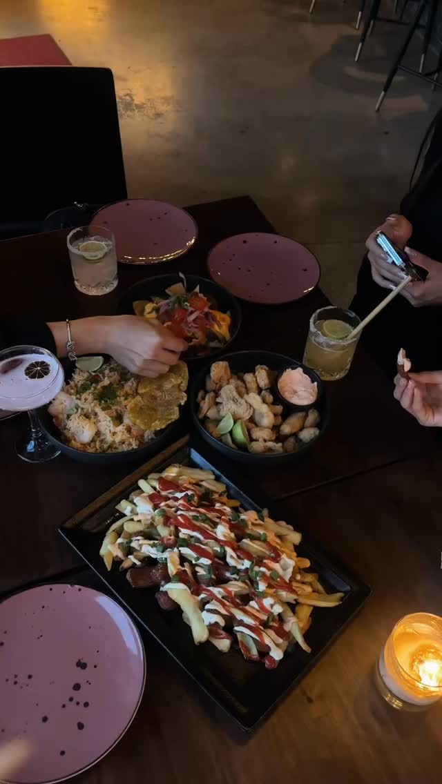 Saturday at Morena looks a little like this…
good food, cocktails on the table, and everyone just having fun together. 🌴🍸
Kitchen’s open til 23, bar keeps going after that