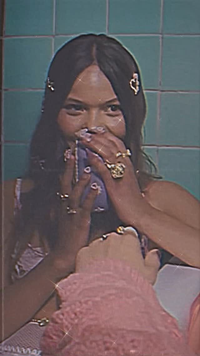 Gennemsigtighedens Gave
I Gennemsigtighedens lys opløses adskillelse.
GenNøgle 59 - som solen passerer igennem i denne uge - åbner døren mellem sjæle. Den nedbryder murene, vi ubevidst har bygget, og inviterer til dyb intimitet og ægte forbindelse.
Som en nøgle til fremtidens kollektive evolution, peger 59 GenNøgle mod en verden, hvor vi ikke længere skjuler os – hvor ærlighed og åbenhed er vores styrke. Her samarbejder vi ikke blot for at overleve, men for at blomstre – sammen.
Men som Richard Rudd også påpeger; “Åbenhed betyder ikke, at alt skal ud, siges og deles. Sjælen har sine private og hemmelige steder, hvor den gemmer på sine dybeste skatte. Ægte gennemsigtighed begynder med at være helt ærlig over for sig selv, og det kræver stor modenhed.”
Dette er altså en god uge til at arbejde med at være ærlig, sige sandheden og til at opbygge intimitet. Vær åben for gennembrud i relationer. Vi har endda en nymåne i dag, der inviterer til nye begyndelser…
🔹💙 🔹
Video via @nowness
______________________________________
#59gennøgle
#intimeforbindelser
#hologenetisklæsning
#selvbevidsthed
#alignment
#essens
#frekvensarbejde
#autencitet
#vibration
#bevidsthedsarbejde
#selvudvikling
#kærlighed
#kenddigselv
#selvomsorg
#hjertesager
#solarplexusevolution