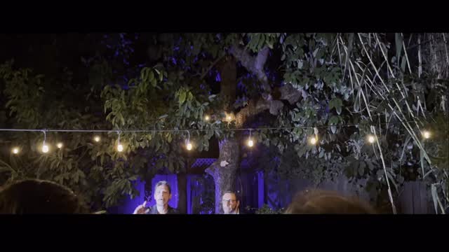 Este fin de semana, en un jardín entre Los Ángeles y los amigos, nuestro querido @perismencheta , actor y creador incombustible, recibió de las manos del Cónsul la Cruz del Mérito Civil, una de las más altas distinciones con las que nuestro país agradece a quienes, desde fuera de sus fronteras, ayudan a construir nuestra historia y tender puentes culturales.
Un honor compartir este momento con un amigo que, junto a la mejor socia @marta_solaz saben como pocos la ironía del arte: dramatizan el drama, imitan la vida y transforman su desdicha en su fortuna. Una noche rodeados de amor y de la mejor de las melodías de @susanballes que ha puesto letra a la amistad y voz a Los ángeles que les acompañan, junto al talento en la guitarra, y en lo que se tercie, de @anele_onyekwere