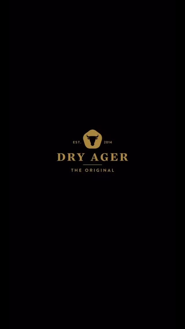 Perfektion braucht Zeit 🥩⏳
#dryager #dryagedbeef #steaklovers #meatlovers #steakporn
#bbqlovers #grillmasters #steakgoals #meattherapy #beeflovers
#finedining #gourmetlife #foodie #wineanddine #foodluxury