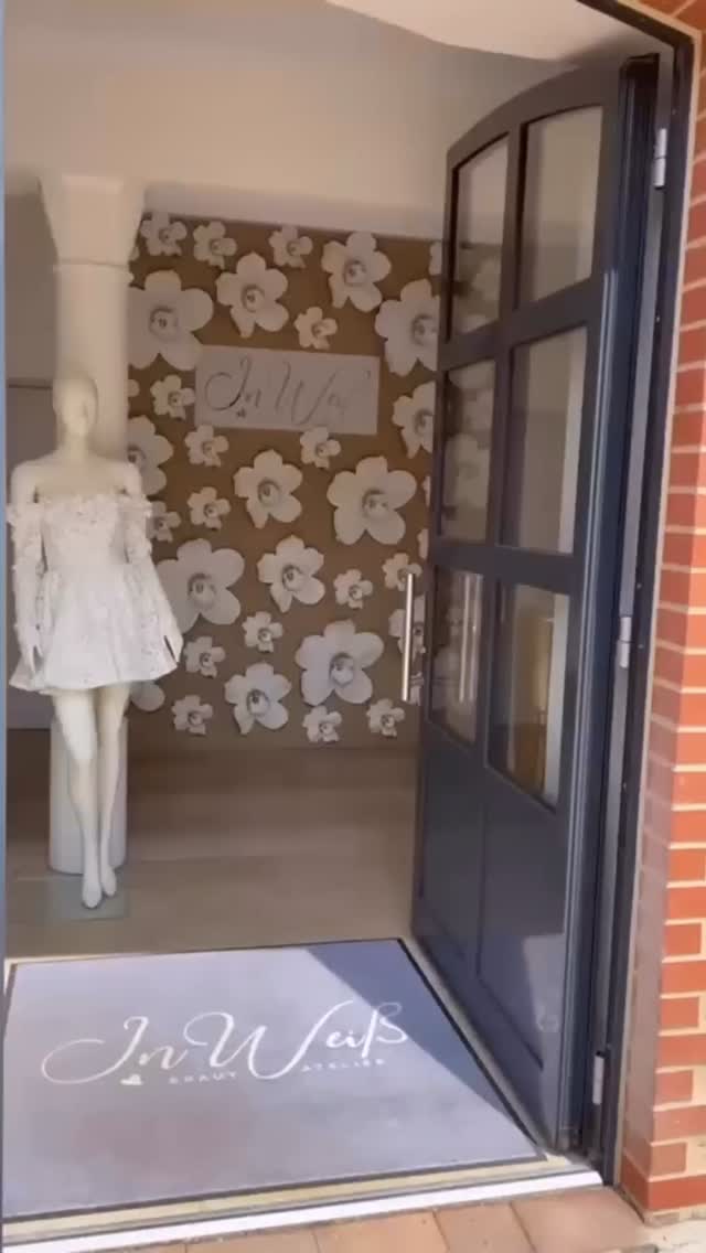 Herzlich, ehrlich und auch ein bisschen verrückt.✨
Das sind wir ⬇️
Das Team InWeiß 🤍
#inweissbrautatelier #team #brautmode #happy #brautmodengeschäft #lovethisjob