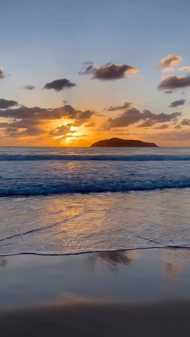 🌅 Happy Monday 💜
Whether today feels light or heavy, the horizon reminds us of this truth: every sunrise carries new hope, new joy, and new beginnings. ✨
Just like the waves keep moving, life keeps flowing — and even in tough times, brighter moments are on their way. 🌸
#mondayhope #gentlestrength #newhorizons