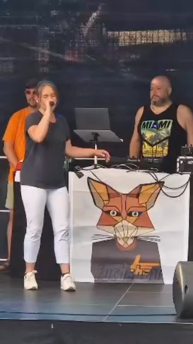 Zwar gerade in Urlaub..aber freue mich schon wieder bald zurück auf der Bühne zu stehen gemeinsam mit tollen Menschen 😍 #singersongwriter #nicoleurschinger #livemusik #schopfheim #loerrach #basel #sogemein #musikliebe #songwriting #newsong @ben.meech @enderlemario @freies_radio_wiesental