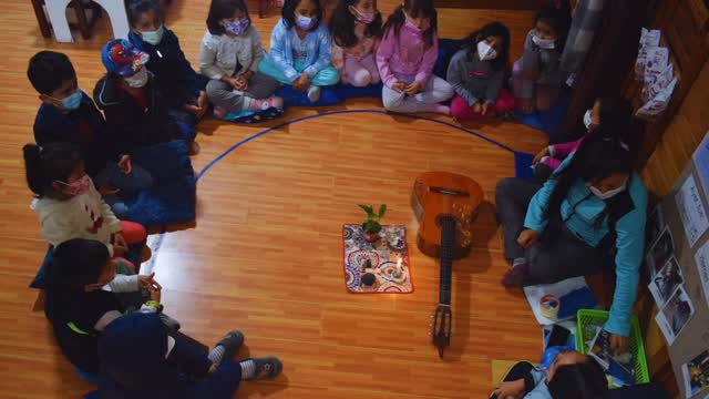 ✨ ¡Un momento mágico en El Trébol Montessori! ✨
Antes de que empiece nuestra jornada, nos sentamos en el “Círculo Montessori”, un espacio sagrado donde la magia de la comunidad y la concentración cobran vida. 🧘♀️
No es solo una rutina, ¡es una herramienta poderosa para su desarrollo! Aquí, los niños y niñas aprenden:
A escuchar y esperar su turno. 👂
A dominar sus cuerpos, sentándose quietos con curiosidad. 🌱
A conectar con sus compañeros y su guía a través de la música. 🎶
A desarrollar la atención plena y la calma interior. ✨
Este círculo es el corazón de nuestra jornada, donde nos preparamos para un día lleno de aprendizaje con respeto, paz y alegría.
¿Te gustaría que tu hij@ viviera estos momentos de conexión?
¡Nuestras inscripciones están abiertas! Dale la mejor base para su futuro.
¡Contáctanos para que te contemos más! 👇
📞 Teléfono: 0998038794
📧 Correo: eltrebolmontessori@gmail.com
📍 Dirección: Jesús del Gran Poder y Panamericana Norte, Quito
#CírculoMontessori #ElTrébolMontessori #PazYCalma #DominioDelCuerpo #EducaciónConsciente #MontessoriKids #InscripcionesAbiertas #EducaciónInfantil #Quito #MetodologíaMontessori #MúsicaEnElAula #RespetoInfanti