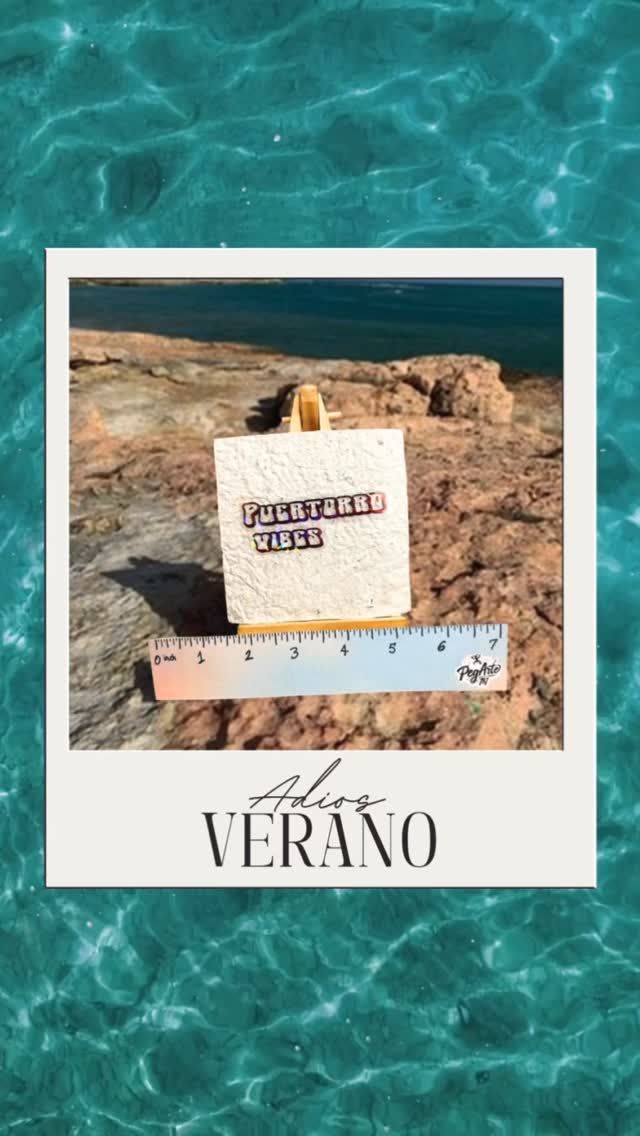 🌊 Puertorro Vibes pa’ llevar el verano contigo aunque ya se esté yendo ☀️
Este sticker está inspirado en esos días de playa, calor y nostalgia bonita.
Perfecto para pegar donde más te guste y recordar que el verano en Puerto Rico… se siente diferente 🌀