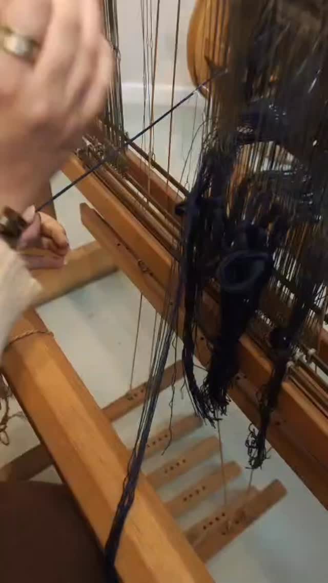 Ce matin je vous emmène avec moi au montage d’un métier à tisser.
Passer les fils un à un dans les lisses (les lisses, ce sont ces fils ou petites tiges qui servent à guider la chaîne du tissu) demande patience et minutie.
Tout en travaillant sur ce métier, j’ai pensé à toutes ces générations de tisserands ( et à Monsieur Mulquinier 😉) qui se sont succédées de par le monde entier et même à ceux qui l’exercent encore aujourd’hui.
J’ai réalisé, qu’en fait, je continue à faire ses gestes que les tisserands du Moyen Age faisaient déjà… une petite différence cependant c’est qu’à l’époque les partages vidéos n’existaient pas 😉🤳...
Alors, ça vous dit d’en voir plus sur les coulisses du tissage ? 🧵✨.
.
.
.
.
.
#weaving #metieratisser #panieraugustine #transmission #partage