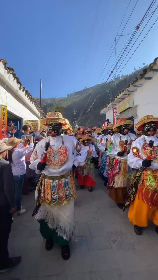 El Folklore va mucho más allá de la vistosidad y el colorido de una danza. 🎶
Es el legado de muchos pueblos que muestran su identidad y su fe a través de sus cantos y bailes.
Hoy, más que celebrar el Día del Folklore, saludamos y reconocemos a todos esos portadores anónimos de una herencia autóctona que se proyecta al mundo. 🌍✨
#DíaDelFolklore #CulturaViva #QhapaqNegro #Paucartambo #qhapaqnegropaucartambo