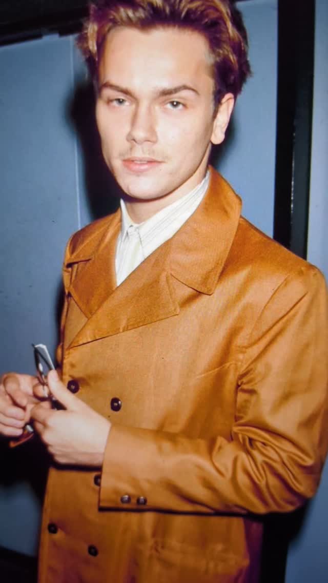 River Phoenix was born on August 23rd, 1970. For whatever reason, I was surprisingly emotionally affected by his early death in 1993 at age 23 (when I was 24). River just seemed like a kind, talented person. Most people know him from the movie Stand By Me when he was younger, but two of my favorites were Dog Fight (87% on Rotten Tomatoes) and the more weirdly smart My Own Private Idaho with Keanu Reeves and Flea (80%, for what it's worth). River also had a band called Aleka's Attic, which had some songs with interesting chord progressions and melodies (Across the Way playing here). River died at the Viper Room on the Sunset Strip in West Hollywood from an apparent drug overdose of heroin/morphine and cocaine, among other substances. š
#riverphoenix #viperroom #alekasattic