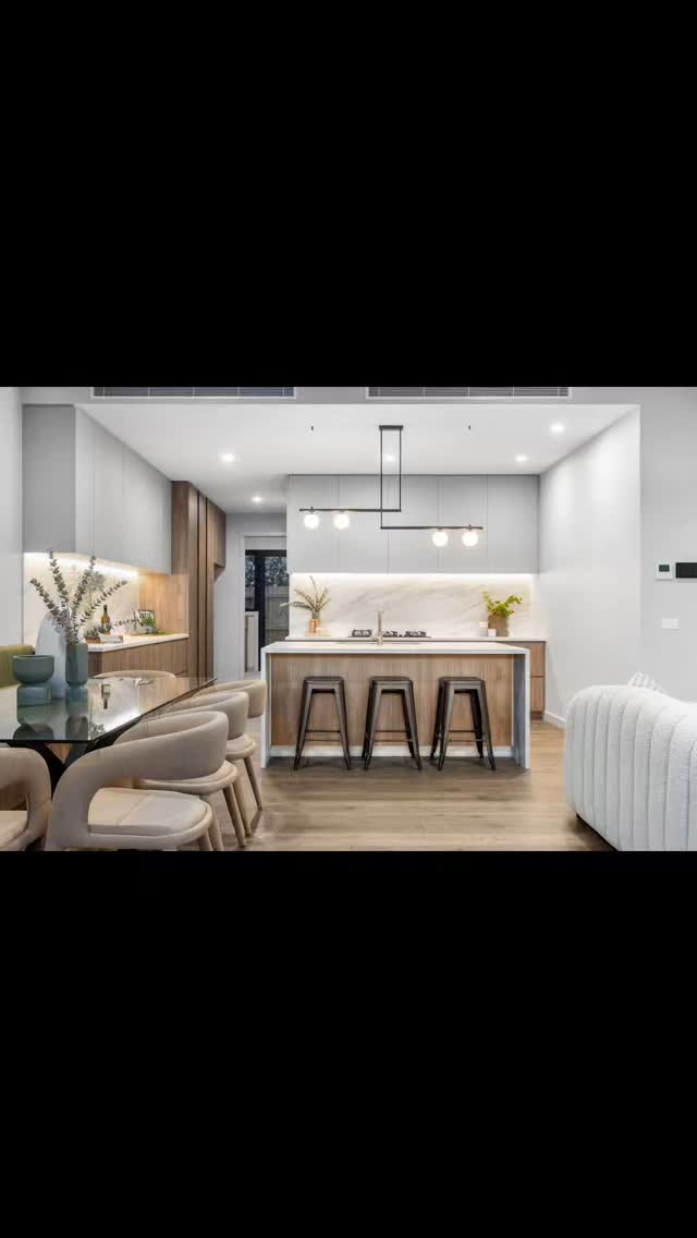 O A K L E I G H E A S T
Finally, a look at the interior details that have made these homes a standout. Great work from a few members of our regular team.
@masterpiece_cabinetry
@creatotiling
@polytec
#palace #luxuryhouse #townhomes #melbourne #buildermelbourne #architecture #interiors #coastalliving #kitchen #ensuite #bathroom #brushedbrass #brushednickel