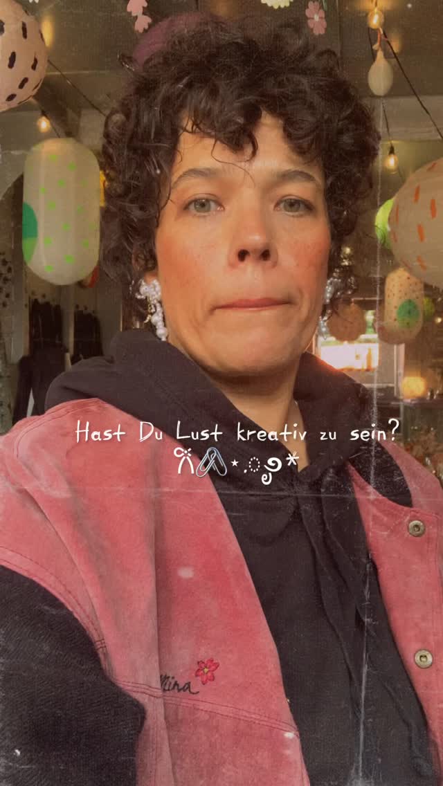 🎨 Drucken, wo sonst Fracht lag – auf einer echten Hafenschute in Hamburg-Wilhelmsburg.
Du schickst mir dein Motiv – ich belichte dir ein Sieb.
Und dann drucken wir zusammen im Laderaum. Auf Shirts, Beutel oder was auch immer.
Mit Farbe an den Fingern, Snacks auf dem Tisch und echtem Insel-Feeling in der Luft. 🚢✨
👯 Einzelanmeldung möglich – du musst keine Gruppe sein.
🖤 Dein Design, dein Druck – dein Unikat.
🌿 Bio-Rohlinge vor Ort oder bring deine eigenen Lieblingsteile mit.
📍 Nur 8 Plätze pro Termin – also: Motiv raussuchen, Platz sichern, losdrucken.
📩 Buchung über den Link in Bio. Ich freu mich auf dich!
#siebdruckworkshop #hamburgwilhelmsburg #siebdruckhamburg #hafenschute #druckdirwas #unikatstattmasse #diyworkshop #kreativzeit #handgemachtmithamburgherz #openworkshop