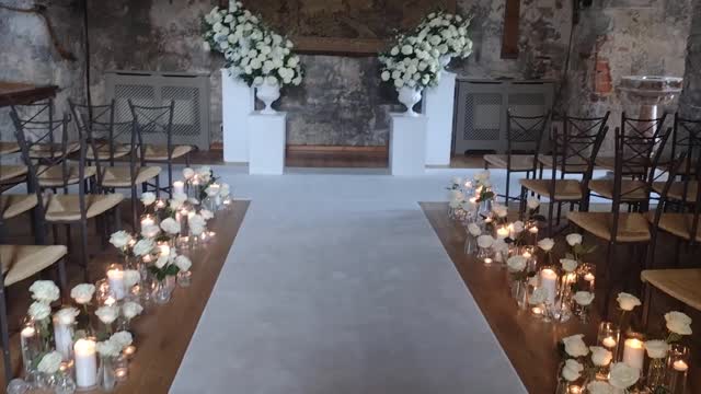 Gorgeous white roses and a twinkly aisle for lovely B&P ❤️who married @dundascastle last weekend #weddingflowersedinburgh #weddingfloristedinburgh #thestockbridgeflowercompany #scottishsummerwedding #scottishcastlewedding #dundascastle #dundascastlewedding #avalsnchetose #mejeravalancherose #candlelightwedding #candlelitaisle