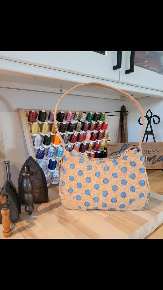 Annabelle is back! I have been asked to make her again. I didn't have enough of the cut-out cork to duplicate the first one. So I improvised and made my own! I took holy cork, 🤭 and some denim fabric glued them together, and voila we have cut-out cork fabric. This bag has a cotton lining, an interior slip pocket, and a crossbody chain. On to the next.....
#crossbodybag #everdaybag #custombag #corkfabric #siahswagbags #annabellcrossbodybag #everydaystyle