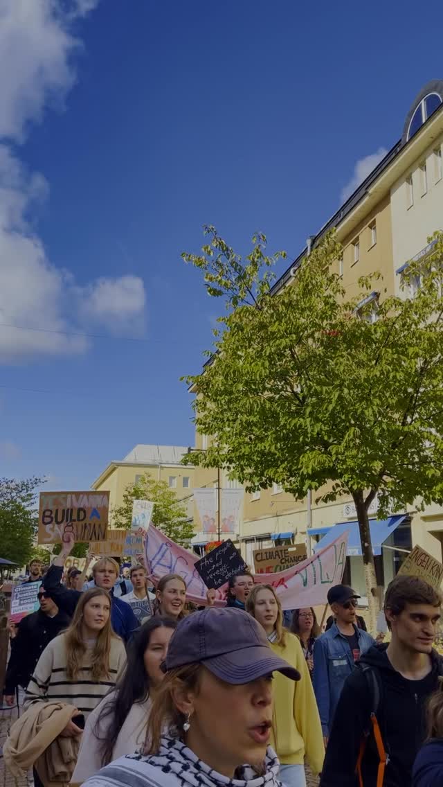 The youth of the Nordic and Baltic Sea region joining the ålanders on the streets of Mariehamn to demand climate action from the people in power📣
#regenerationweek2025 #safetybeyondborders #rgw25 #åland #mariehamn