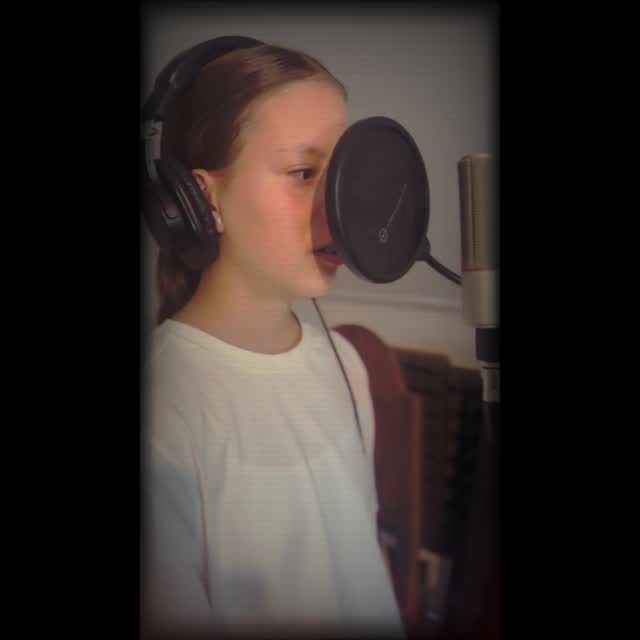 Wat is dit toch fantastisch! 🤩 Wat een eer om deze jonge meid – die pas aan het begin van dit jaar met muziekles is gestart – zo te zien groeien! Ze begon met pianospelen en ontdekte al snel ook haar enthousiasme voor songwriting, productie en zang. ✍️🎶 Gisteren heeft ze haar allereerste liedje afgemaakt – dat is toch veel te leuk om niet te delen! Hier een stukje – trots op je, Nahla! 🥳 #talent #songwriting #jongtalent #muziek #student.