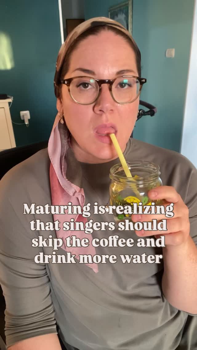 Have you ever wondered if singers should give up coffee? 👀
Truth is, coffee can dry you out. But keeping a healthy voice isn’t about being perfect or following random rules you see online.
It’s about knowing your body, paying attention to triggers (hello reflux 👋), and finding balance that works for you.
That’s exactly why I made a FREE guide → The Singer’s Guide to Vocal Health.
7 foundations that go way beyond “just drink water.”
✨ Comment COFFEE below and I’ll DM you the link to grab it. 😁