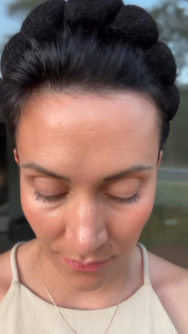 Essa é a história da Van @vanessamarracini , especialista em saúde da mulher.
Com pele oleosa aos 37, ela carrega marcas que contam vivências: poros dilatados, vermelhidão, linhas de expressão…
Mas também carrega escolhas — feitas com carinho, consciência e respeito.
Na sua rotina, o Cleanser e o Sérum Pro-Aging da Weeco são mais que produtos: são gestos de cuidado. 🌿
✨ Porque cada pele tem uma voz.
E a sua, o que está tentando te dizer hoje?
#cuidadoscomapele #skincaregentil #proaging #pelereal #belezaconsciente #weecocosmetics #dicadepele #saúdedamulher #autocuidado #pelesaudável #cosméticosnaturais #pelesaudavelebonita