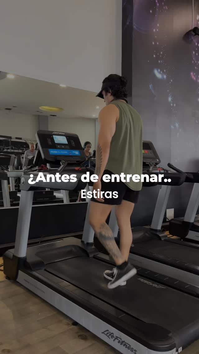 ¿Cómo calentar? 🤔
Ya no hagas caminadora 5 minutos y estiramientos 😪 mejor sigue estos pasos⬇️
📌Movilidad articular
Esta nos ayuda a preparar las articulaciones para el trabajo que viene, en este caso la movilidad va dirigida al tren inferior. Pero la movilidad debe ir dirigida al segmento que vayamos a trabajar (inferior o superior)
📌Calentamiento especifico
Nos activa a nivel neuro muscular. También prepara los músculos de forma progresiva para nuestras series efectivas
Si quieres que suba una rutina de movilidad completa déjame un puñito 👊🏼 en los comentarios
Ve al link en mi bio y entrenemos juntos 🚀
.
.
.
#warmup #warmupexercise #silgueroworkout #workouttips #workout #trainingtips #calentamiento #ejercicio #gym #gymtips #tipsfitness #rutina