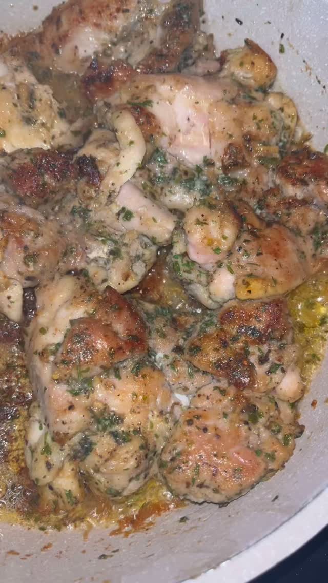 Chicken Alfredo Bowl with whole grain pasta 🎉
#foodie #neworleans #nolafoodie #neworleanscuisine #gym #mealprepideas #mealprep #motivation #neworleansmealprep #nola #fitness #workout #weightloss #weightgain #eat #food