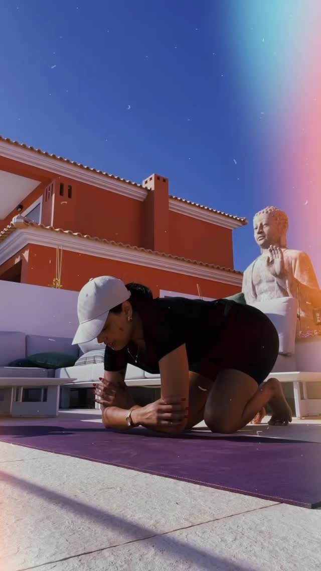 A veces la rigidez del cuerpo no es solo física.
Es la forma en que nos inmovilizamos —por dentro y por fuera— para seguir sosteniendo un estilo de vida que ya no nos nutre, pero que nos da miedo transformar.
Esta semana me observé a mí misma y pensé:
¿qué formas sigo sosteniendo aunque ya no me sirvan para la mujer en la que me estoy convirtiendo?
💫El cuerpo no miente: cuando se pone rígido, nos está mostrando dónde aún nos aferramos a lo viejo.
Esa rigidez muchas veces nace después de un choque, una ruptura, un susto. El cuerpo se contrae para protegernos… y como no pudimos sostener lo que sentimos en ese momento, esa memoria quedó atrapada. Con el tiempo, la contracción se repite y se acumula. Cada vez que algo parecido sucede, el cuerpo vuelve a cerrarse… hasta que poco a poco se endurece y pierde su fluidez natural.
Se hace visible en:
✨ la falta de flexibilidad,
✨ los dolores que aparecen “sin razón”,
✨ la desconexión con el placer,
✨ las incoherencias entre lo que sentimos y lo que vivimos.
Hasta que un día nos damos cuenta: ya no fluimos como antes.
La vida dejó de atravesarnos con naturalidad.
Salir del congelamiento no es inmediato.
Requiere compromiso, práctica, sostén, suavidad, paciencia.
Porque el movimiento natural de la vida es abrirse y cerrarse… pero no estamos hechas para quedarnos atascadas en la contracción.
Vinimos a experimentar también la apertura, el movimiento y la expansión.🪷
📝¿En qué parte de tu cuerpo sientes hoy esa rigidez que ya pide ser suavizada?