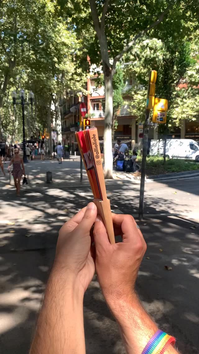 🎉🔥 Aquesta setmana tanquem la gira d’estiu XERINOLA 2️⃣0️⃣2️⃣5️⃣ amb REGALS! 🔥🎉 repartirem VENTALLS només a qui se’ls guanyi per ENXERINOL·LAR-TE tot l’any 💃🕺
➡️ Dijous 28 d’agost
@fmvilafranca
VILAFRANCA DEL PENEDÈS
📍Rambla Nostra Senyora
🕛 1:30 - 4:30h
➡️ Divendres 29 d’agost
📍FESTA MAJOR DE SANTS
@comissiosagunt
🕚 00:30h a 3h
Vine, balla i enxerinol·la’t! 🏳️🌈✨🚀
🎨 @misterandreu
🪭 @barcinogifts
📹 @dannlisboa
#AllioliOLE #FestaMajor #Ventalls #Estiu2025 #Xerinola #festaallioliole #lgbtiq🌈